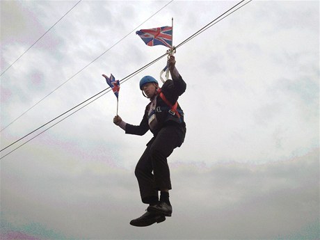 Londýnský starosta Boris Johnson piel fandit sportovcm o Victoria parku, zstal vak viset na tamní atrakci - visutém lan. 