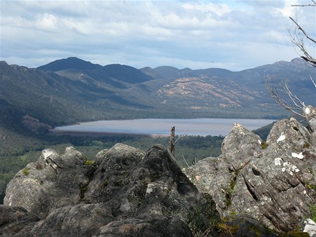 Pohoí Grampians a jezero Bellfield v jihovýchodní Austrálii.