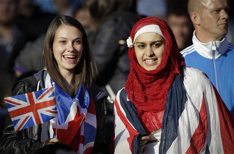 Fanynky fotbalu sledují zápas mezi Velkou Británií a Spojenými arabskými emiráty. 