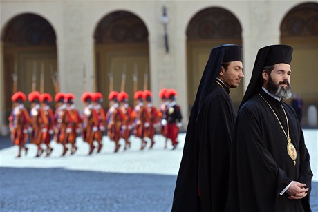 Bulhratí duchovní na vatikánském nádvoí ped audiencí papee Benedikta XVI. s bulharským prezidentem 