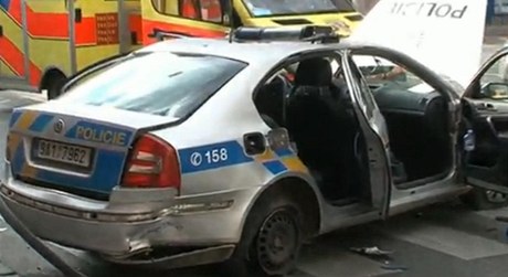 Se dvma auty se v Praze srazil vz policist, dva se zranili