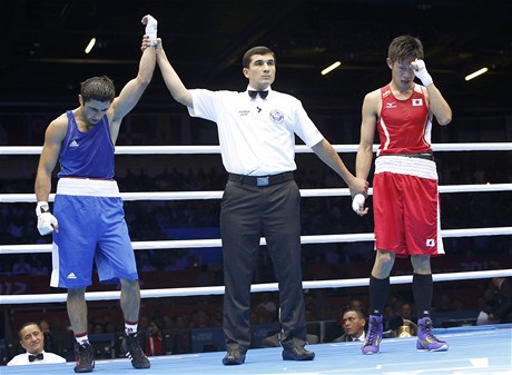 Boxerský rozhodí Iangulij Meretnijazov z Turkmenistánu byl z her v Londýn vylouen  za kontroverzní verdikt v osmifinále váhy do 56 kg mezi Jeponcem Atoim imizuem a Magomedem Abdulhamidovem z Ázerbájdánu