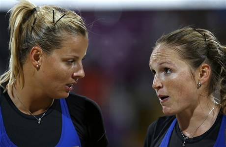 eské pláové volejbalistky Kristýna Kolocová (vpravo) a Markéta Sluková na olympijských hrách