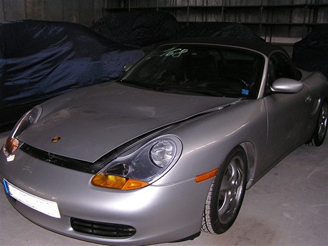 Jeden z voz Porsche, který zabavila policie.