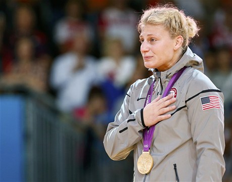 Kayla Harrisonová na slavnostním ceremoniálu