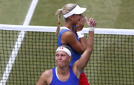 Lucie Hradecká a Andrea Hlaváková (dole) si na kurtech Wimbledonu zahrají finále olympiády