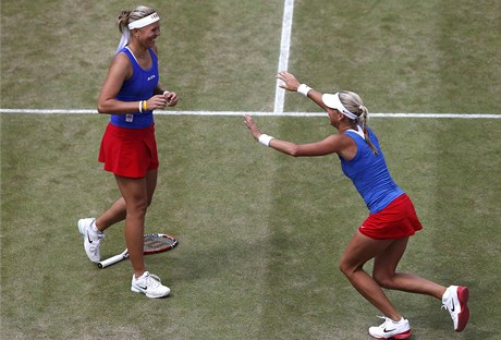 Lucie Hradecká (vlevo) a Andrea Hlaváková si na kurtech Wimbledonu zahrají finále olympiády