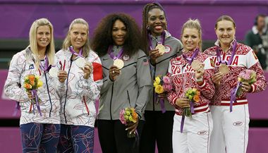 Nejlep deblistky olympidy. Zleva Andrea Hlavkov, Lucie Hradeck, Serena Williamsov, Venus Williamsov, Maria Kirilenko, Nadda Petrovov