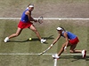 Lucie Hradecká (vlevo) a Andrea Hlaváková postoupili do finále olympiády po výhe 6:1 a 7:6 nad turnajovými jednikami Liezel Huberovou a Lisou Raymondovou z USA