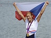 Miroslava Knapková oslavuje první zlatou medaili pro eskou republiku