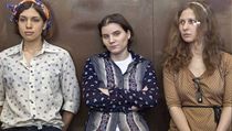 Pod dohledem na lavici obžalovaných. Zleva Naděžda Tolokonnikovová (22), Jekatěrina Samucevičová (29) a Marija Aljochinová (24), členky skupiny Pussy Riot | na serveru Lidovky.cz | aktuální zprávy