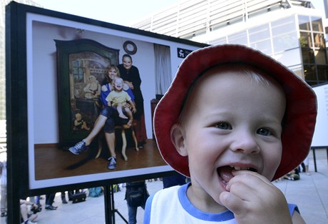 Výstava velkoformátových fotografií s názvem Rzné rodiny, stejná práva byla otevena 14. srpna v Praze na piazzett Národního divadla. Snímky zachycují rodiny gay a lesbických en s jejich dtmi. Výstava doprovází festival sexuálních menin Prague Pride