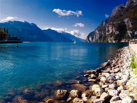 Jezero Garda mí na délku 60 km, jeho íka dosahuje kolem 20 km. 