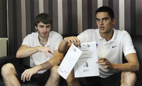 Basketbalisté David Jelínek (vlevo) a Tomá Satoranský 