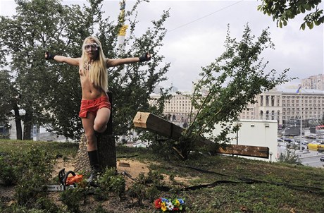 Aktivistky FEMEN zásadn protestují polonahé. 
