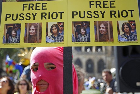 Francouzi bojují za Pussy Riot v Paíi.