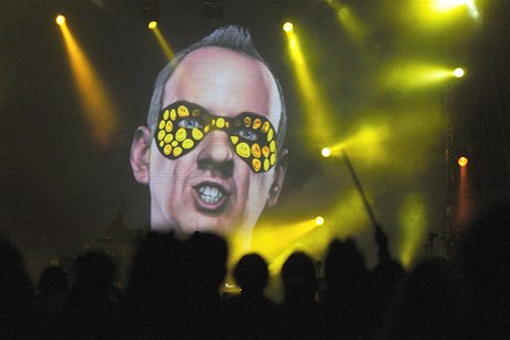 Britský hudebník Norman Cook vystupující pod pseudonymem Fatboy Slim zahrál v noci na sobotu 11. srpna na letiti v Panenském Týnci, kde se koná hudební Open Air Festival.