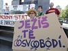 Úastníci shromádní na "obranu hrdosti normálních lidí" protestovali proti duhovému pochodu hrdosti homosexuál