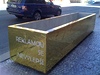 Jeden z kvtin v ulici Svornosti ozdobil zlat obal s npisem 'Reklamou se nevylep'
