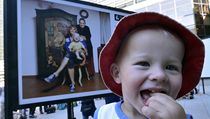 Výstava velkoformátových fotografií s názvem Různé rodiny, stejná práva byla otevřena 14. srpna v Praze na piazzettě Národního divadla. Snímky zachycují rodiny gayů a lesbických žen s jejich dětmi. Výstava doprovází festival sexuálních menšin Prague Pride | na serveru Lidovky.cz | aktuální zprávy