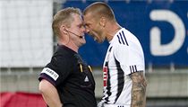 Tomáš Řepka z Českých Budějovic nesouhlasí se žlutou kartou z rukou rozhodčího Jiřího Adama | na serveru Lidovky.cz | aktuální zprávy