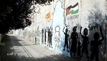 Zeď oddělující Izrael a Palestinu je pro jedny hrozným nástrojem, pro jiné požehnáním. Komické občas bývá i to, že ani mnozí Palestinci (Izraelci ve stejné míře) se mezi sebou nedokáží dohodnout, která z těch dvou pro ně platí. Zeď oddělující Izrael a Palestinu je pro jedny hrozným nástrojem, pro jiné požehnáním. Komické občas bývá i to, že ani mnozí Palestinci (Izraelci ve stejné míře) se mezi sebou nedokáží dohodnout, která z těch dvou pro ně platí.