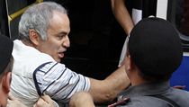 Ped soudem zatkli Garriho Kasparova.