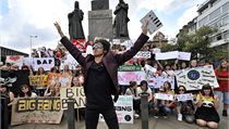 Taneční flashmob milovníků korejského popu odstartoval 12. srpna v horní části Václavského náměstí v Praze mezinárodní taneční a pěveckou soutěž v korejské popové moderní hudbě s názvem K-Pop. | na serveru Lidovky.cz | aktuální zprávy