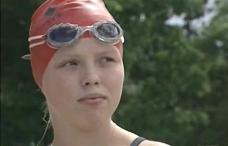 trnáctiletá kanadská dívka peplavala Ontarijské jezero.