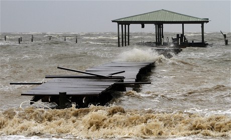 Isaac pinesl lijáky na pobeí jak Louisiany, tak Mississippi. Záplavy hrozí ve mstech tchto stát a také v Alabam. 