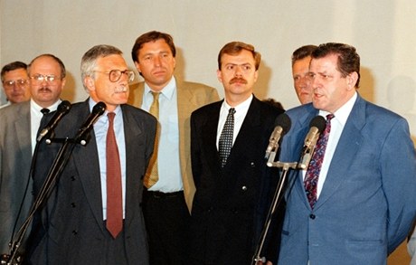 Josef Zieleniec, pedseda ODS Václav Klaus, Petr ermák, Jií Ková, Miroslav Macek, pedseda HZDS Vladimír Meiar na tiskovce bhem jednání o rozdlení federace v brnnské vile Tugendhat.