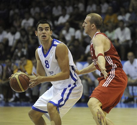 eský basketbalista Tomá Satoranský (vlevo)