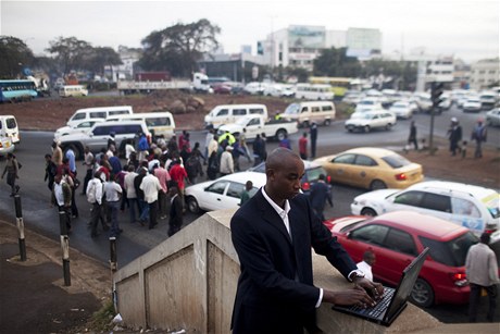 Obchodní konzultant IBM Shadrack Kioko sbírá v centru Nairobi data o místní doprav. 