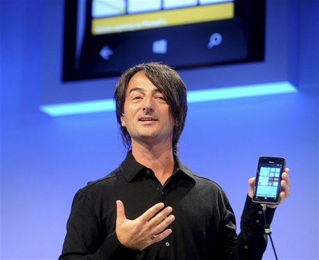 Joe Belfiore pedstavil mobilní operaní systém Windows Phone 8 v  San Francisku.