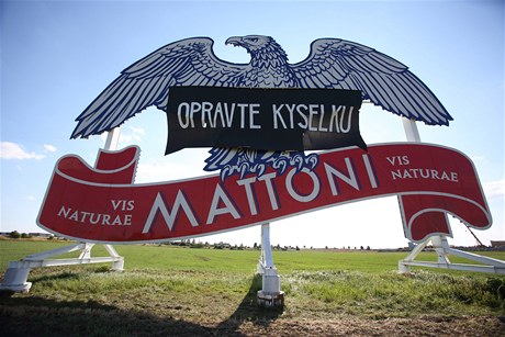 Nápis na reklam Mattoni u dálnice na Mladou Boleslav je souástí kampan na opravu lázní Kyselka.
