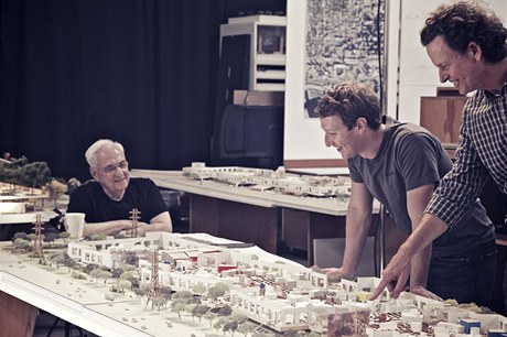 Frank Gehry, Mark Zuckerberg a Craig Webb nad modelem.