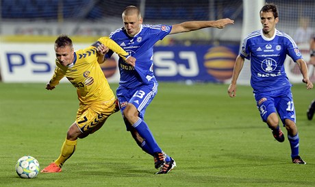 Jihlavský hrá Stanislav Tecl (vlevo) a olomoutí Martin indelá a Tomá Hoava (vpravo)