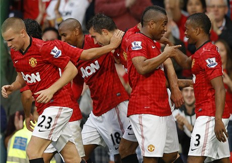 Fotbalisté Manchesteru United oslavují branku