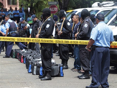 V Nikaragui zadreli 18 lidí vydávajících se za mexické novináe, taky mli plné penz.