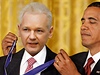 Barack Obama oceuje Juliana Assange prezidentskou medailí svobody.