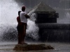 Tropická boue se v nedli prohnala Kubou, zde lidé v Havan.