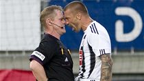Tomáš Řepka z Českých Budějovic nesouhlasí se žlutou kartou z rukou rozhodčího Jiřího Adama | na serveru Lidovky.cz | aktuální zprávy