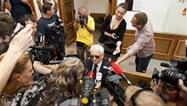 Otec Davida Ratha v obležení fotografů. | na serveru Lidovky.cz | aktuální zprávy