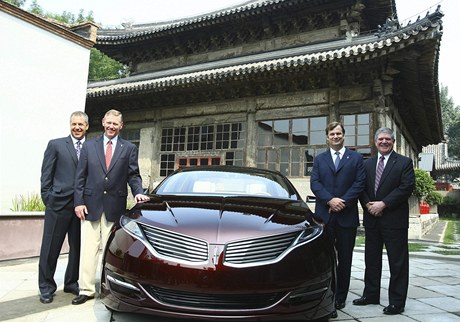 Americký Ford zane v ín prodávat luxusní vozy Lincoln 