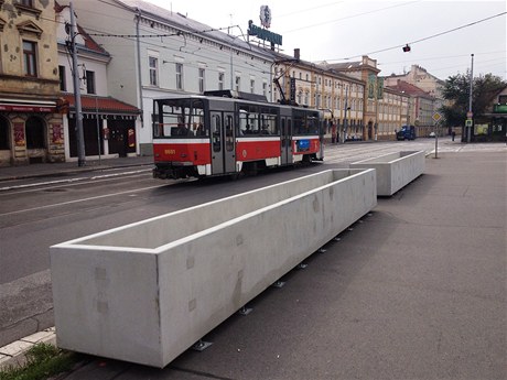 Betonové kvtináe v Nádraní ulici na praském Smíchov.