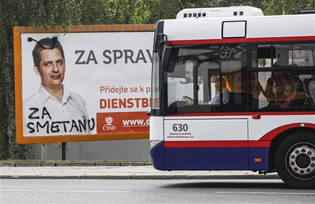 Na nkterých pedvolebních plakátech pro prezidentské a krajské volby se v Olomouci objevila u hlav politik tykadla. Ta, za která nastoupil do vzení idi dopravního podniku Olomouce Roman Smetana.