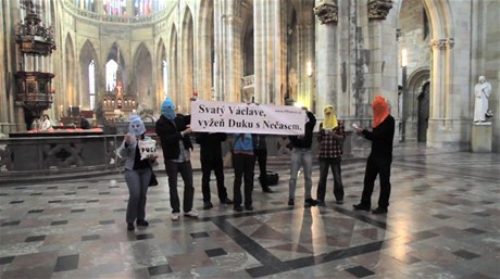 Po vzoru Pussy Riot vyrazila skupina lidí nesouhlasících s církevními restitucemi do chrámu sv. Víta.