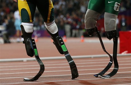 Protézy slavného handicapovaného bce Oscara Pistoriuse (vlevo) a Brazilce Alana Oliveiry na paralympiád