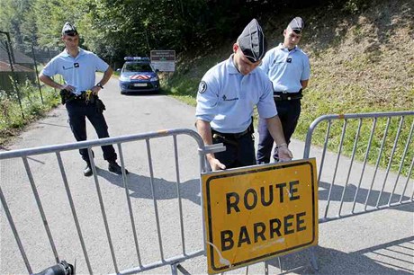 Francouztí policisté zablokovali silnici, kde bylo auto s mrtvými nalezeno