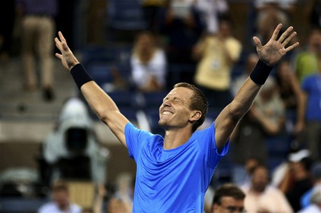 Tomá Berdych slaví, porazil Rogera Federera